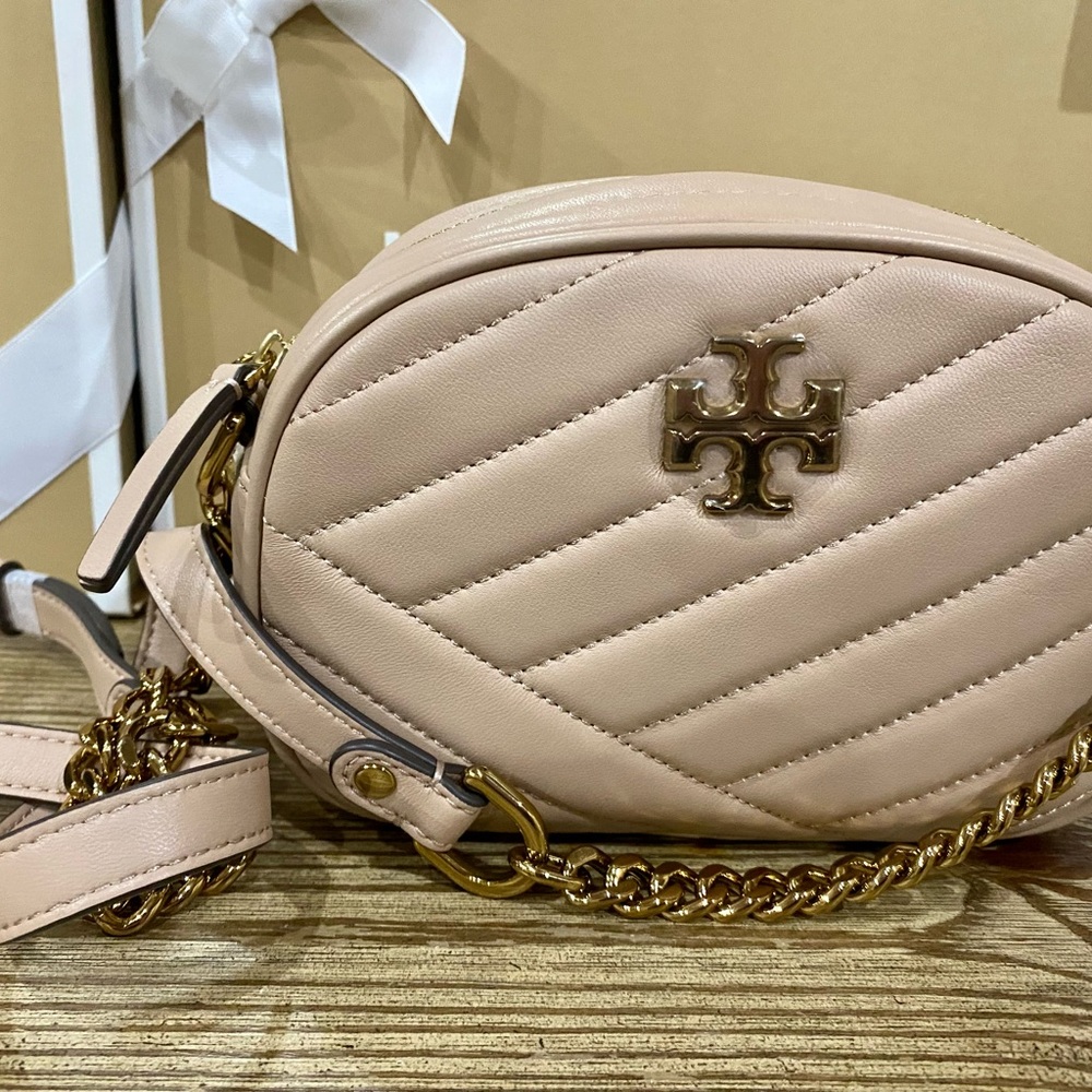 Authentic NWT Tory Burch Chevron Crossbody Camera Bag Kira Chevron Soft Leather - Picture 3 of 13